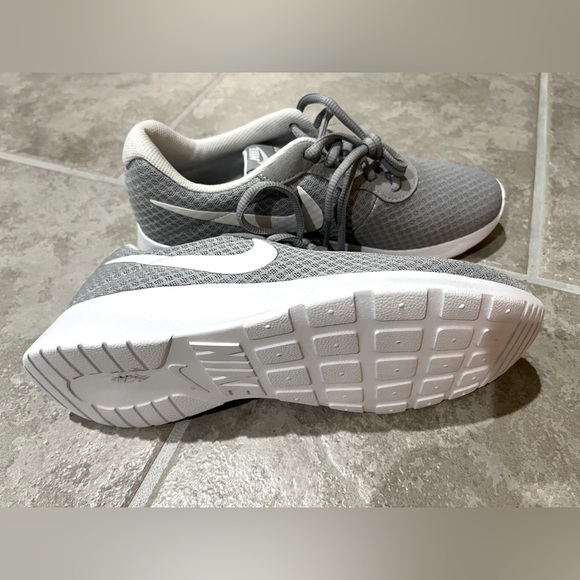 NWOB Nike Tanjun - Gray and White - Women’s Size 8 - Picture 2 of 5